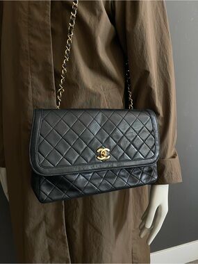 Vintage Chanel Diana Medium Black Lambskin 24K Gold CC Flap Shoulder Bag w/ Card